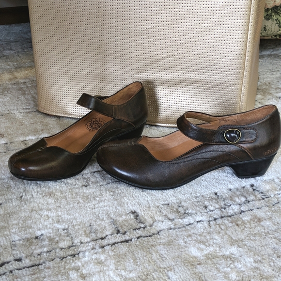 Taos Footwear Shoes - Taos brown leather Samba Mary Jane kitten heels in size 8